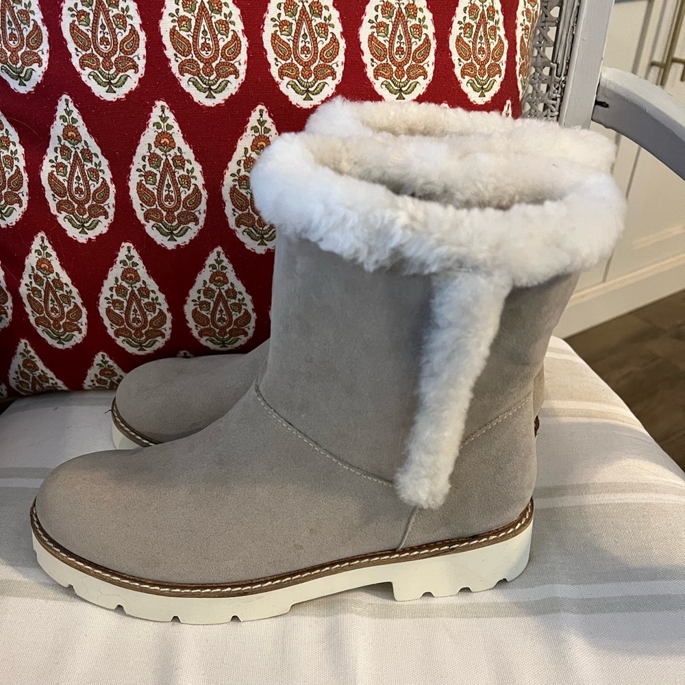 VICI Fur boots